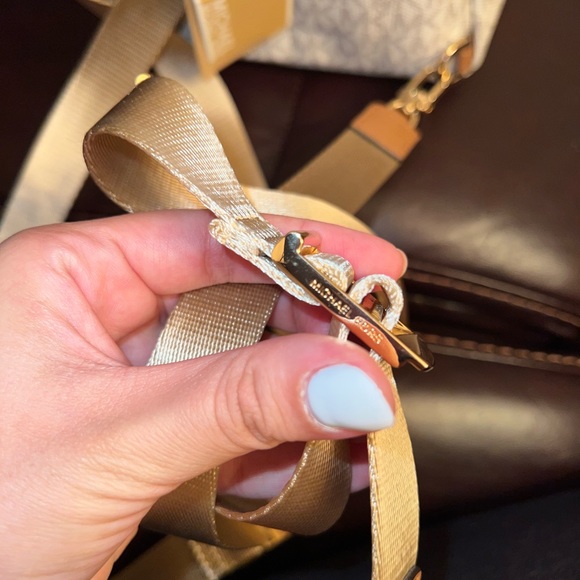 Michael Kors Slater XS Convertible Messenger Vanilla/Acorn Backpack - Picture 4 of 7